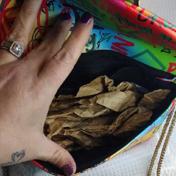 Colorful Graffiti Print Large Women's Vrossbody Bag With Gold Chain - Picture 6 of 7